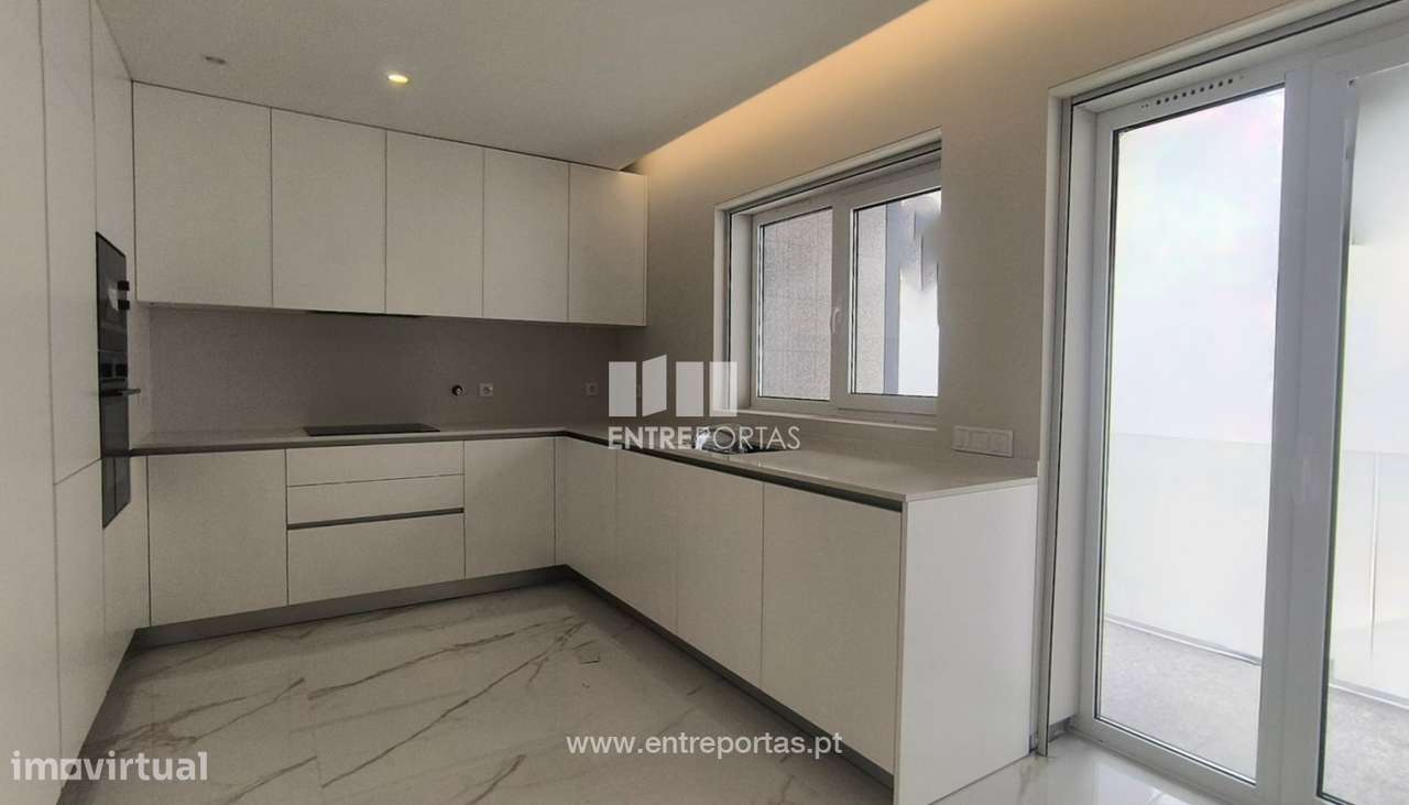 Venda de Moradia V3 próxima do mar, no centro da Póvoa de Varzim - Grande imagem: 4/21