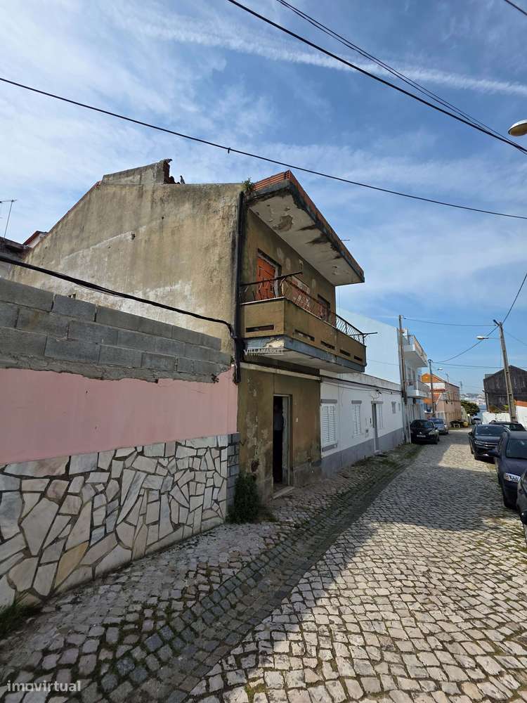 Moradia em banda da banca de tipologia T3 + 1 para remodelação situada - Grande imagem: 3/4