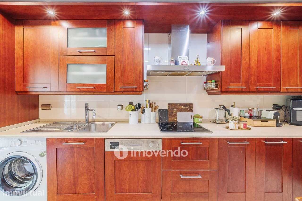 Apartamento T2 moderno, com garagem e varanda enorme, na Malvarosa-13