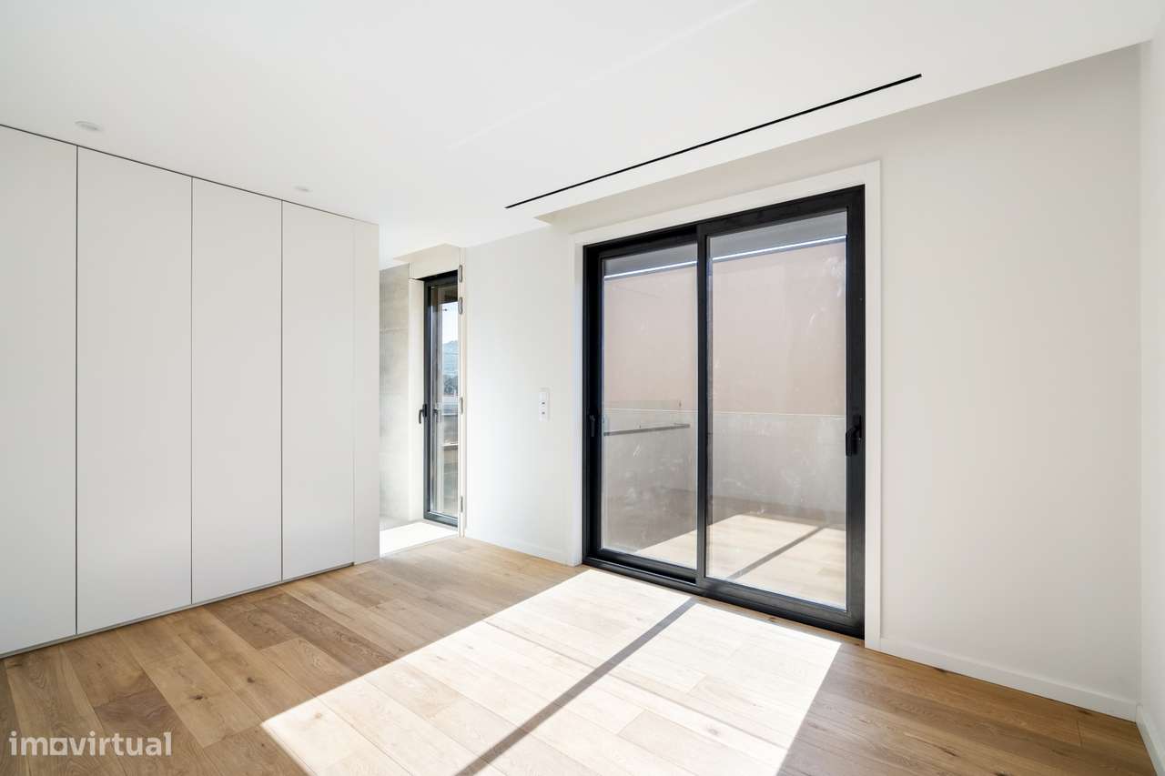 Moradia T3 de Luxo com 3 Suítes, Escritório e Piscina-21