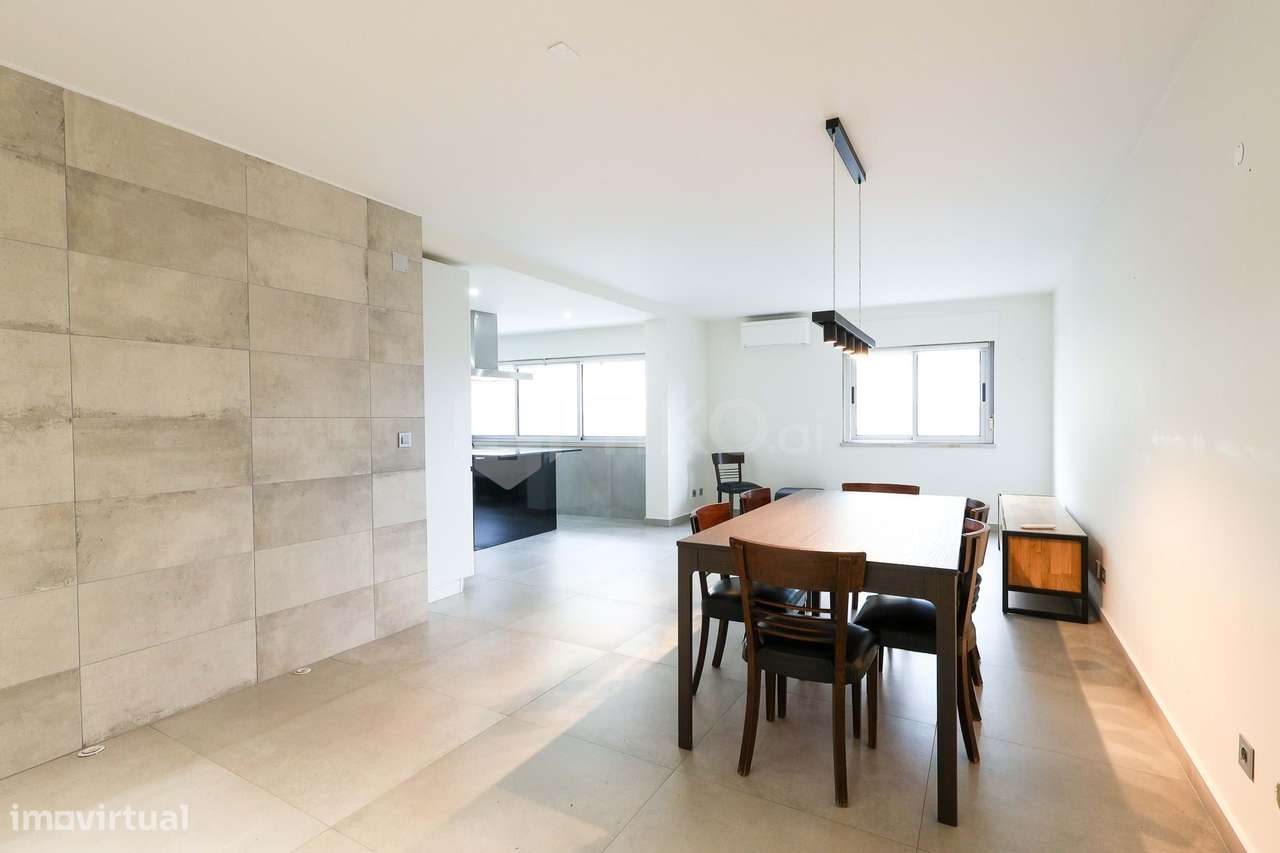 T4 CONVERTIDO EM T3 DE ALTO PADRÃO | 163 M² | 2 GARAGENS + ARRECADAÇÃO - Grande imagem: 2/33