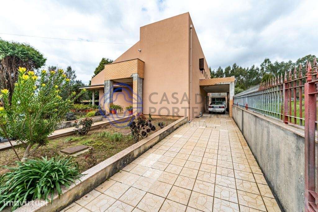 Ampla moradia T4, isolada, de 4 frentes, com terreno de 2719m2 - Grande imagem: 4/26