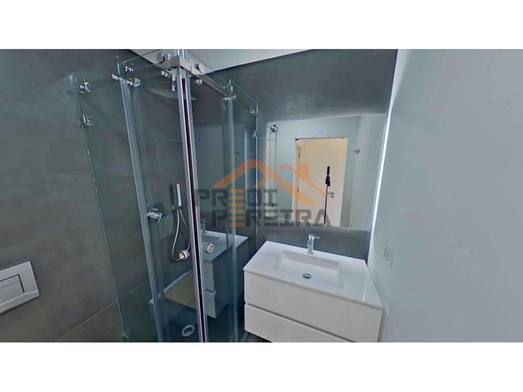 Apartamento T3, localizado em Santo António dos Cavaleiros.-24
