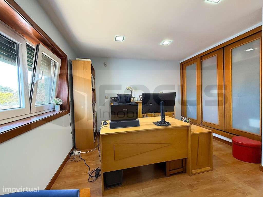 Espaçosa moradia T4 para venda em Esgueira-36