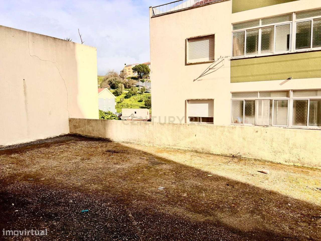 Venda conjunta de apartamento e dois armazéns em Caneças (Ponte da Bic-5