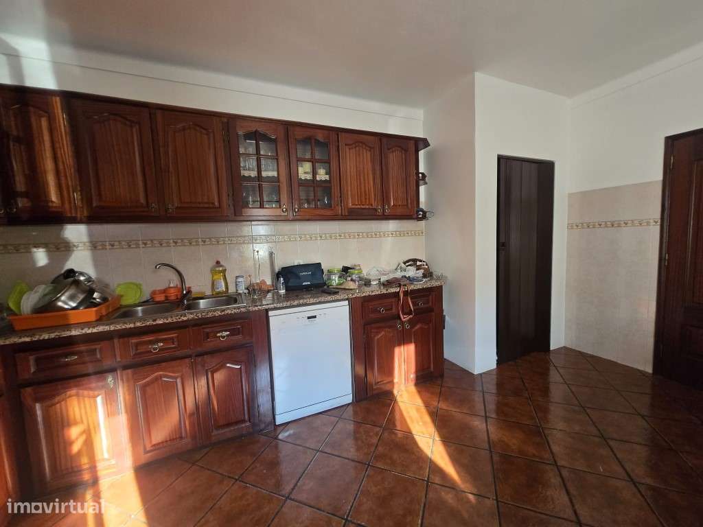 Moradia Isolada, T5, com garagem, na Vila de Redondo-7