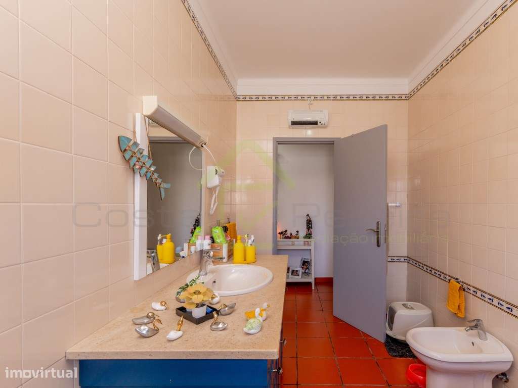 Quintinha com piscina inserida em terreno com 2950 m2-24