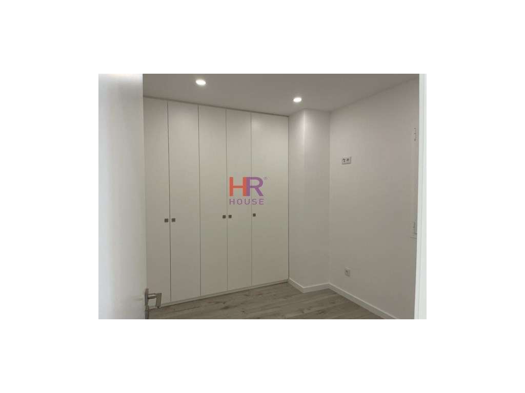 Coimbra Tovim vende-se T3 remodelado com terraço e lavandaria. - Grande imagem: 4/18