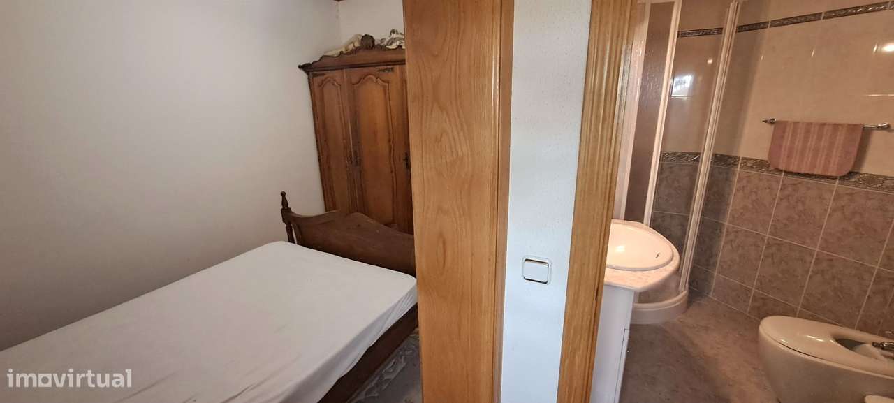 Moradia T5 com garagem e jardim em Miranda do Douro-33