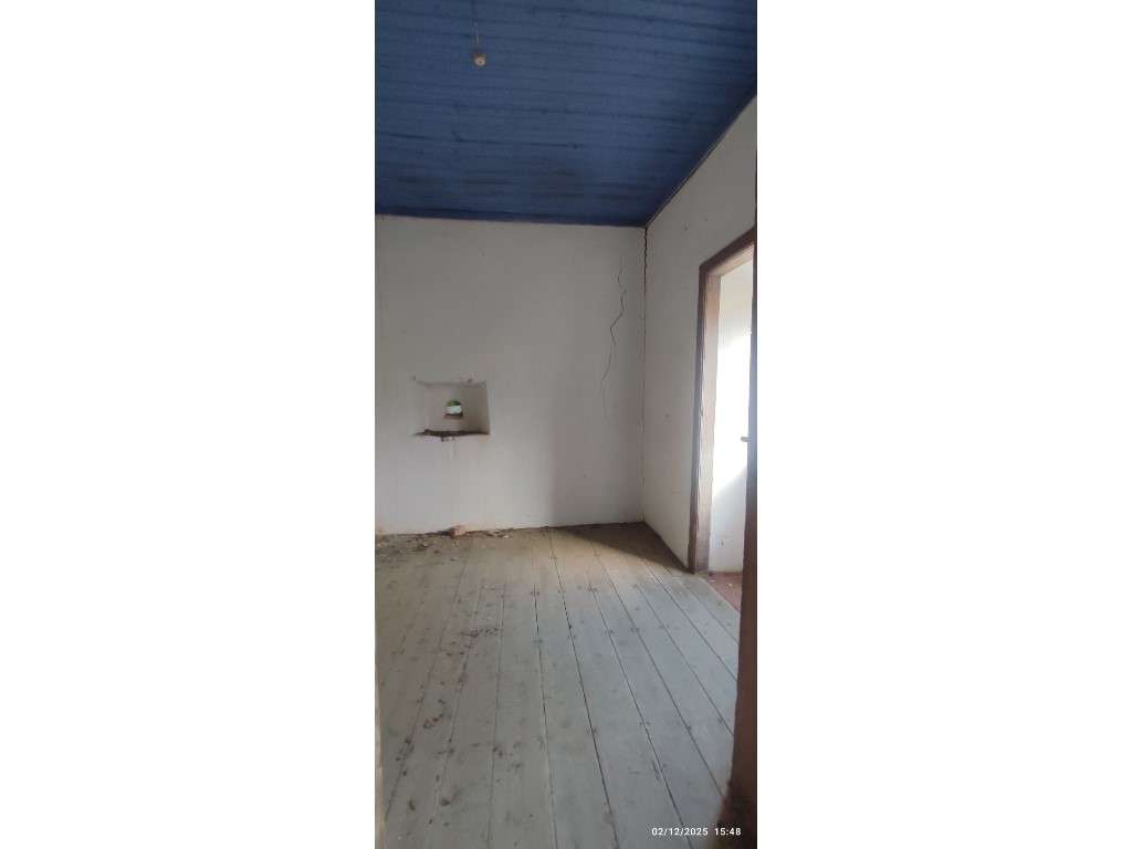 Casa para restauro com 6000m2 de terreno, localização única entre a...-8