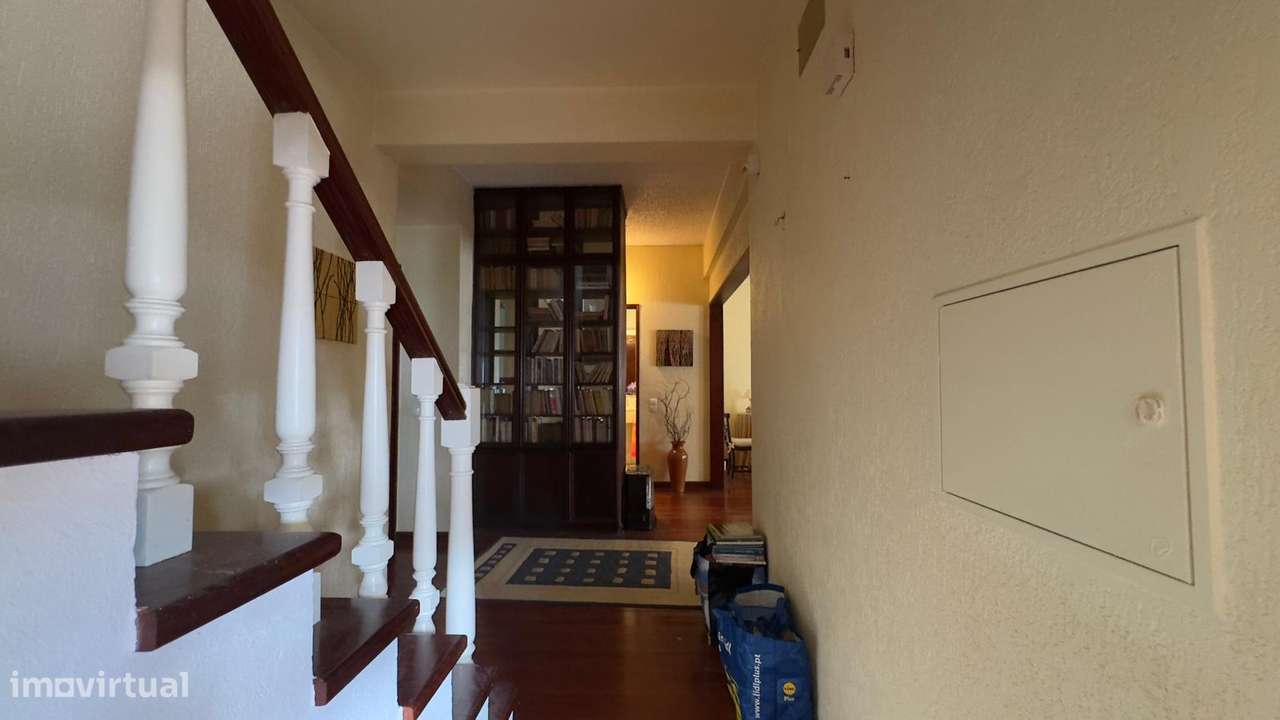 Moradia T6 - 220m2 - 3 pisos - 2 garagens - Barro - Pinheiro de Loures-4