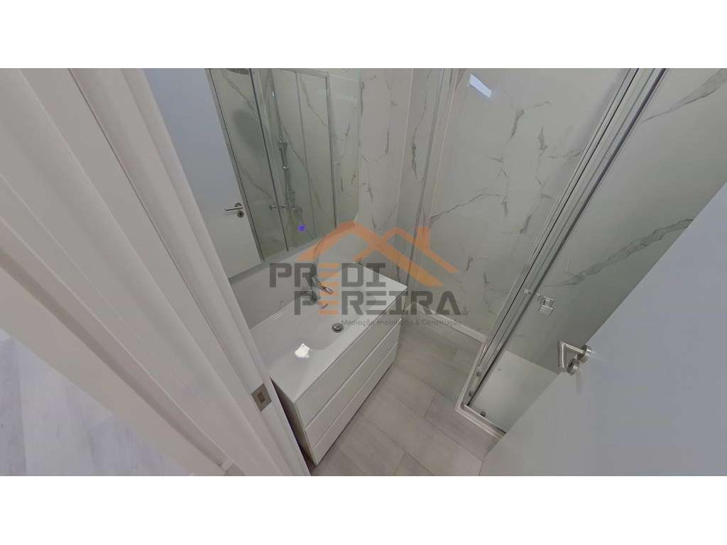Situado no centro da Amadora. T1 com varanda, remodelado.-24