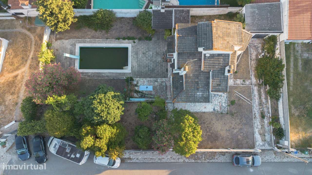 Moradia para Remodelar em Terreno de 1.000m² na Prestigiada Zona da Ma-10