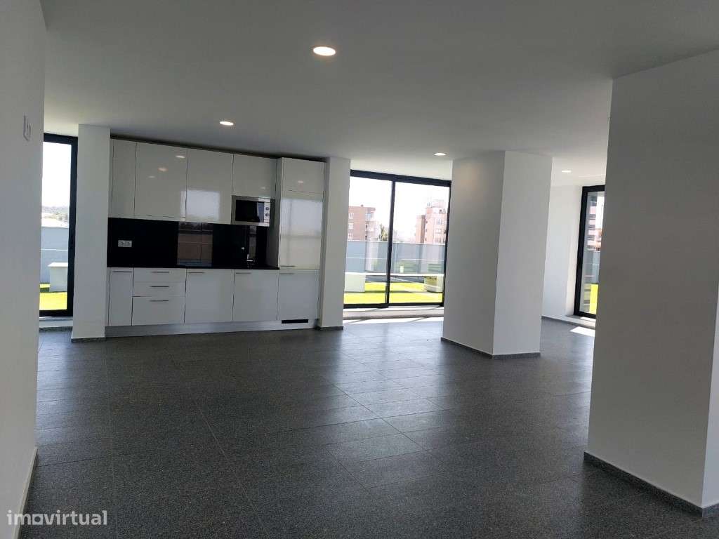 Apartamento T4 com 2 frentes, novo, com churrasqueira; piscina e pl...-33