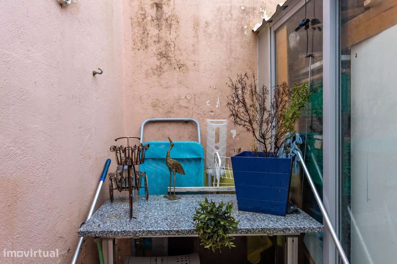 Moradia independente na Rua da Escola Nova-23