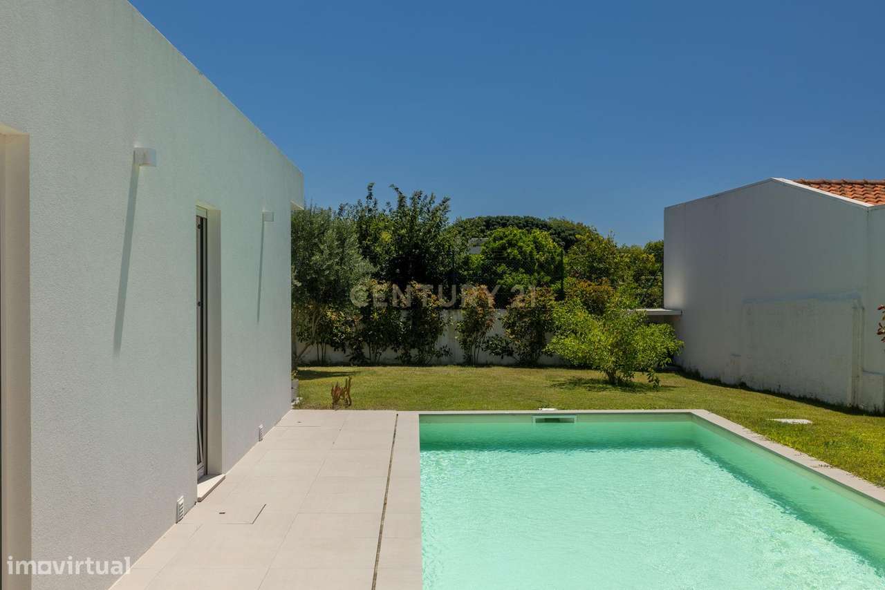 Moradia térrea T3 com piscina e jardim em Arcozelo-24