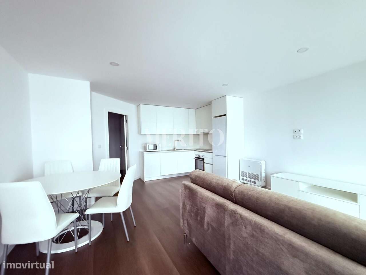 2 lojas convertidas em 4 apartamentos T0 - Grande imagem: 1/6