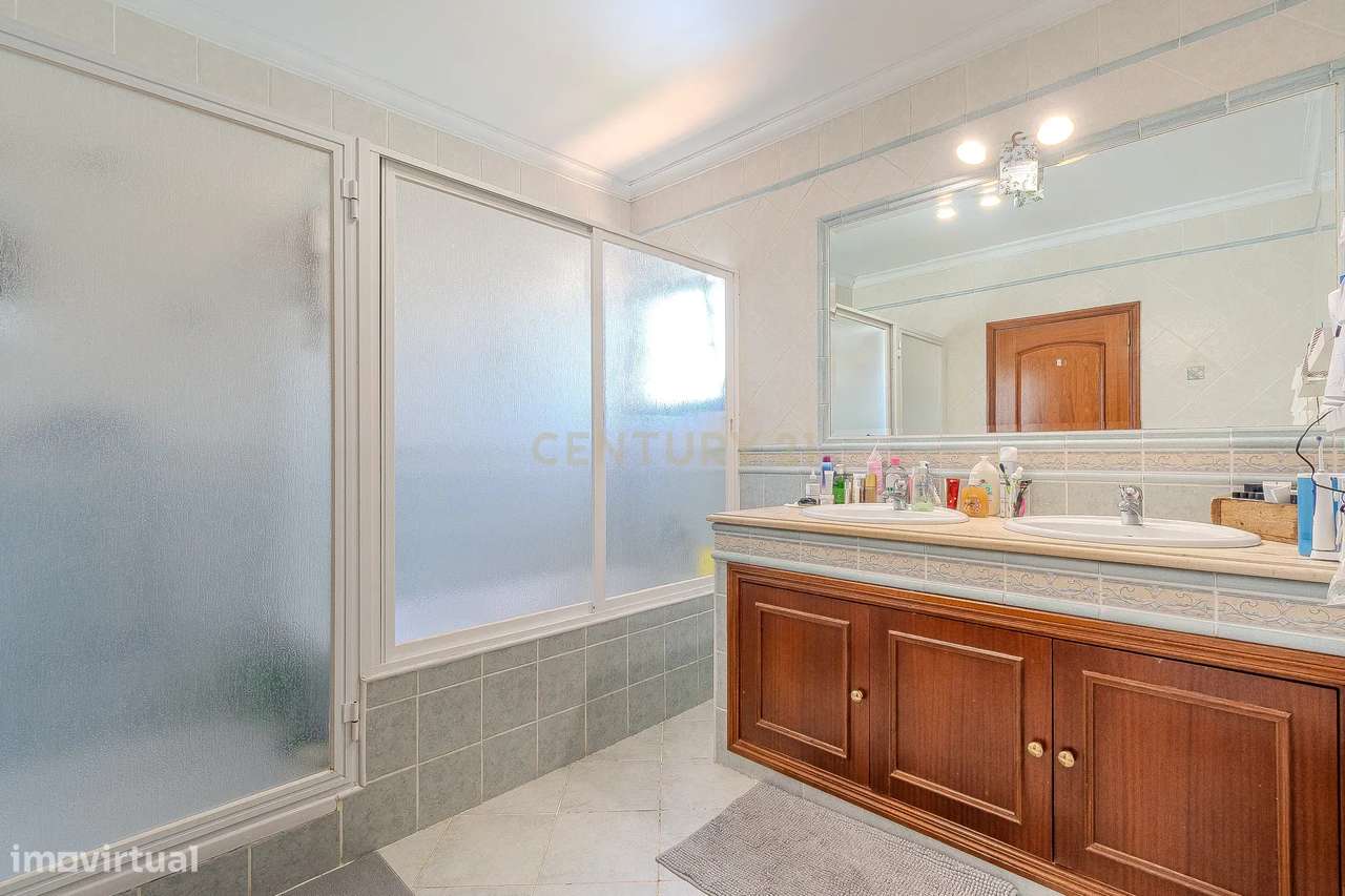 Moradia T2 Geminada C/ 2 Apartamentos Independentes e 238 M2 de Área E-22