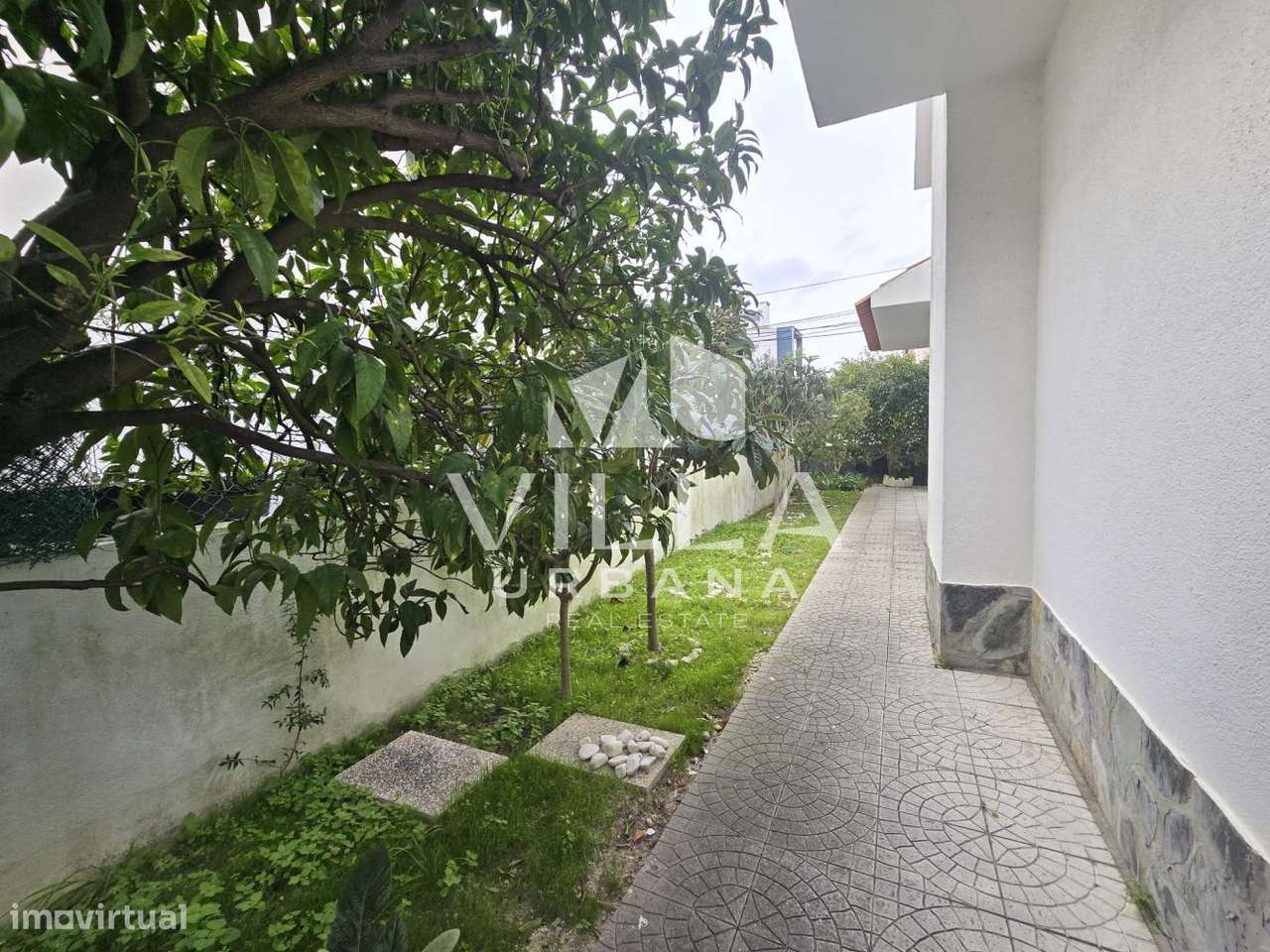 Moradia T4+1 em zona privilegiada nos Foros de Amora-9