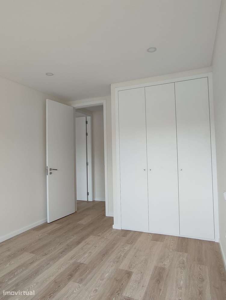 T2 com vistas de mar, lugar de garagem e arrumo, à estação do metro-5