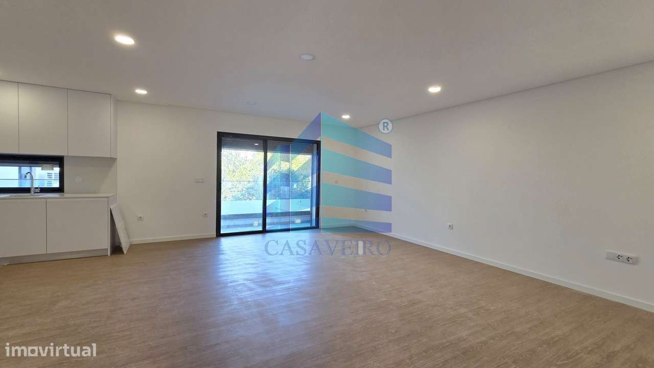 Apartamento T2  com varanda no centro de Esgueira-5