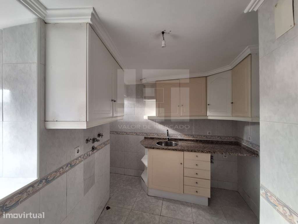 Apartamento T2 na Graça, Lisboa, perto de transportes públicos.-13
