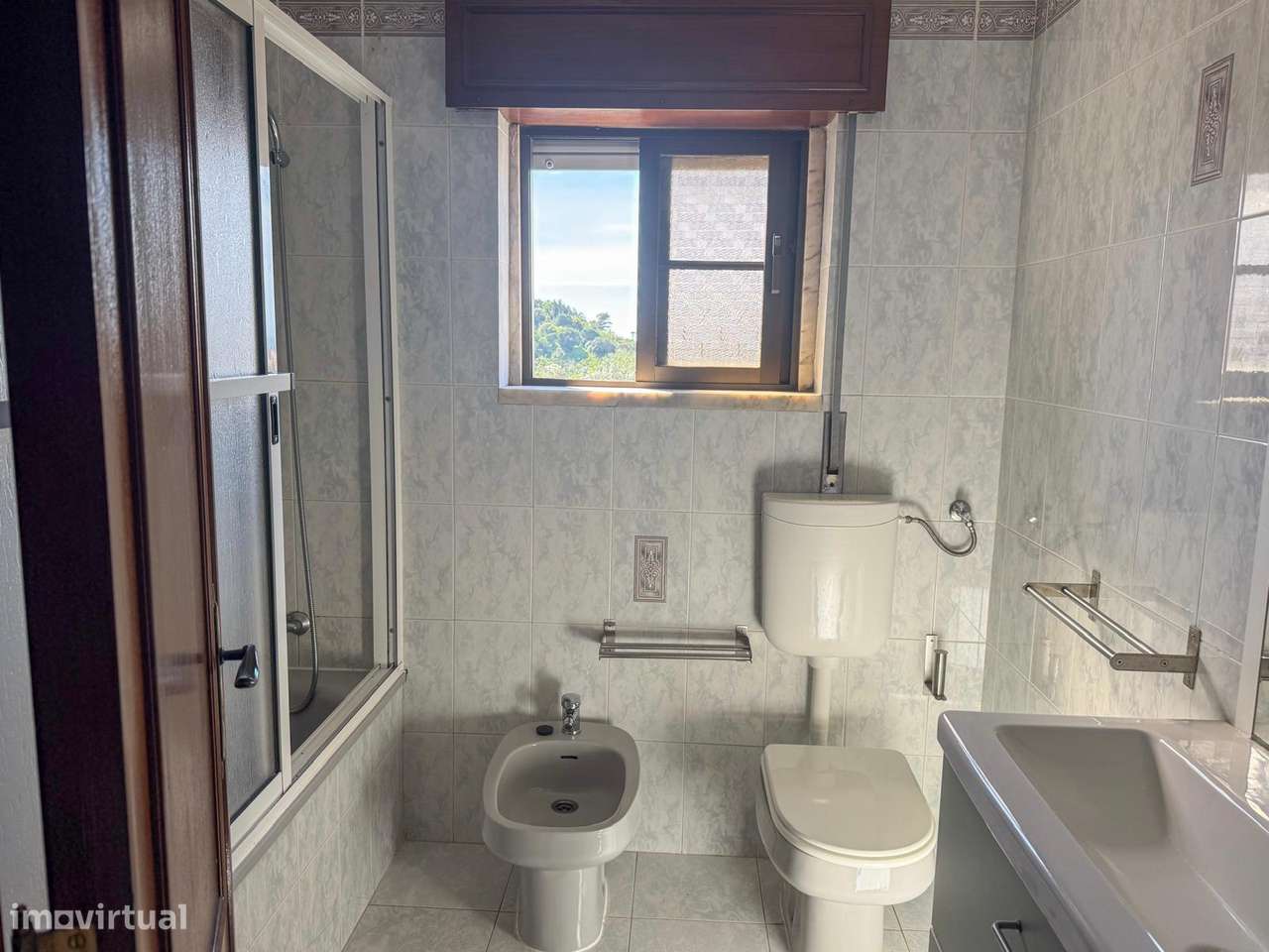 T3 Centro de Queijas, Oeiras. Parqueamento, Arrecadação, Varandas.-11