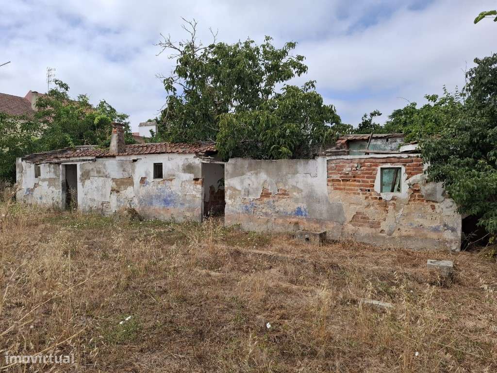 Edifício situado em Grândola (Excelente Localização)-1