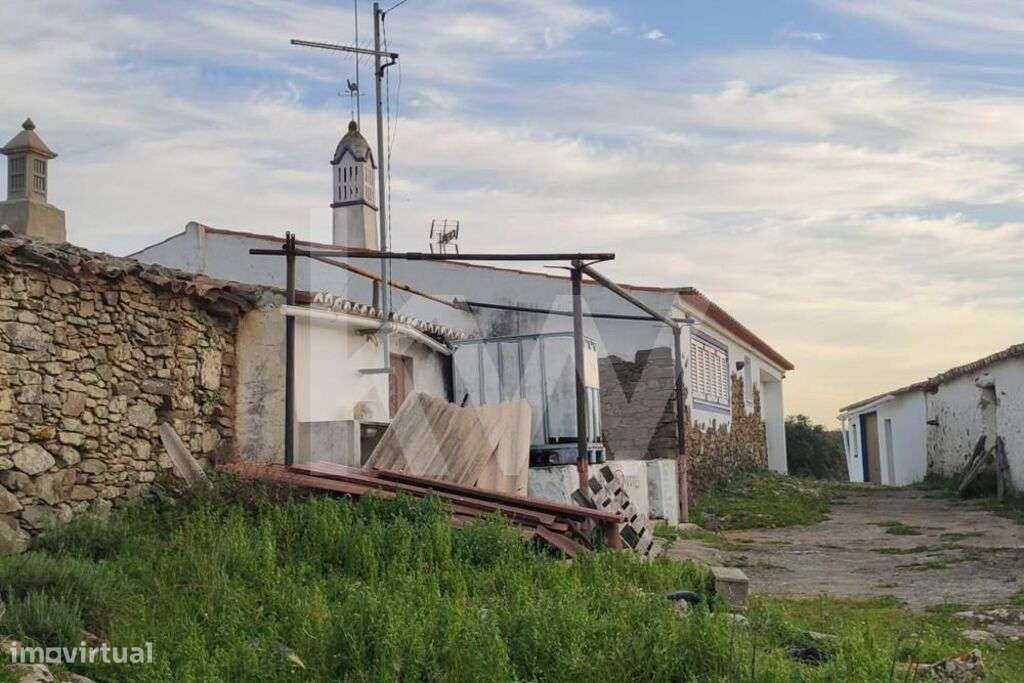 Moradia com logradouro a precisar de renovação em Martinlongo - Alcout - Grande imagem: 3/29