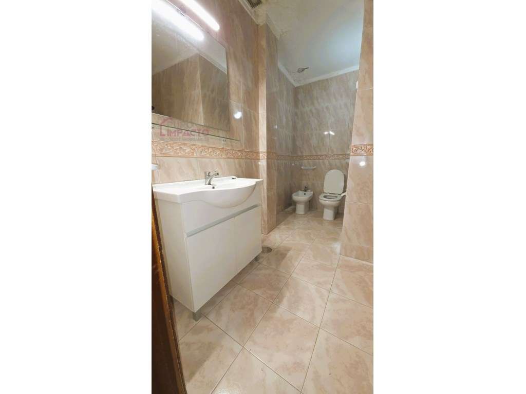 Prédio com T2 + Espaço Comercial | Duas Entradas Independentes | Po...-5