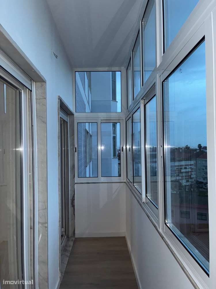 Apartamento Renovado com Vista Rio em Barreiro-7