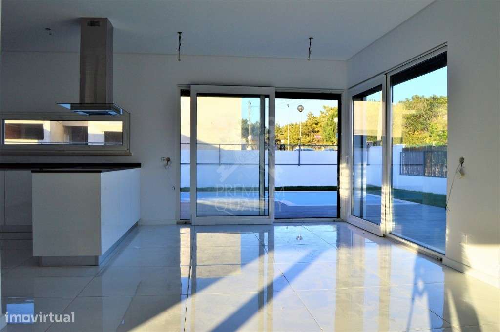 Moradia T3 com piscina para construção-14