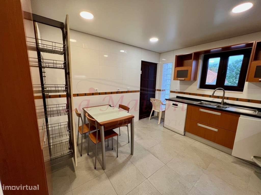 Moradia V4 Duplex no Centro de Loures-29