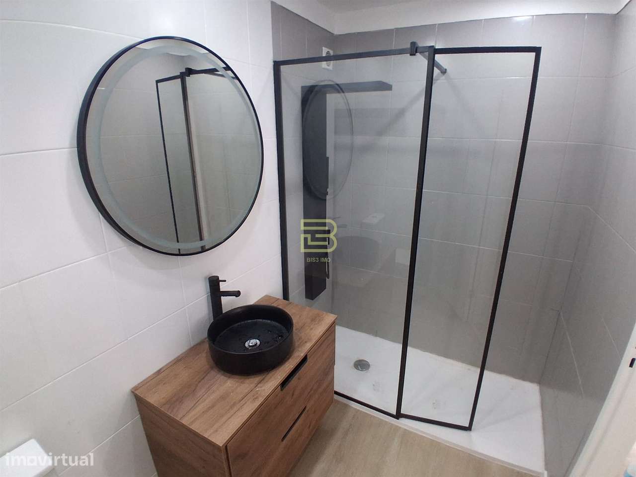 T3 Totalmente Renovado com Garagem e Varanda | A 6 Min do Metro de Bag - Grande imagem: 5/21