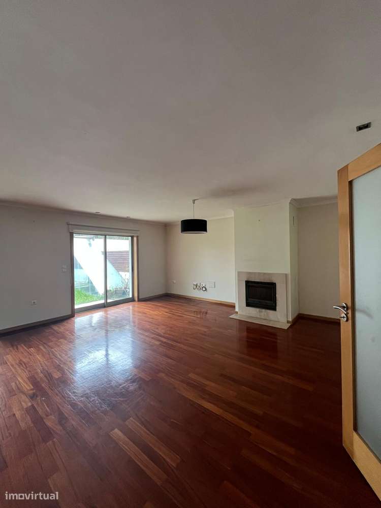 Geminada com piscina, garagem e terraço em Canidelo-31