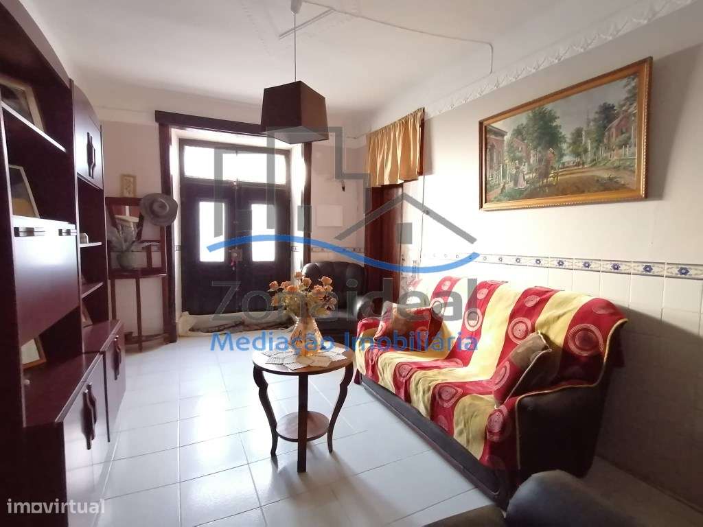 Moradia com dois pisos, nove divisões, anexos, garagem e logradouro...-7