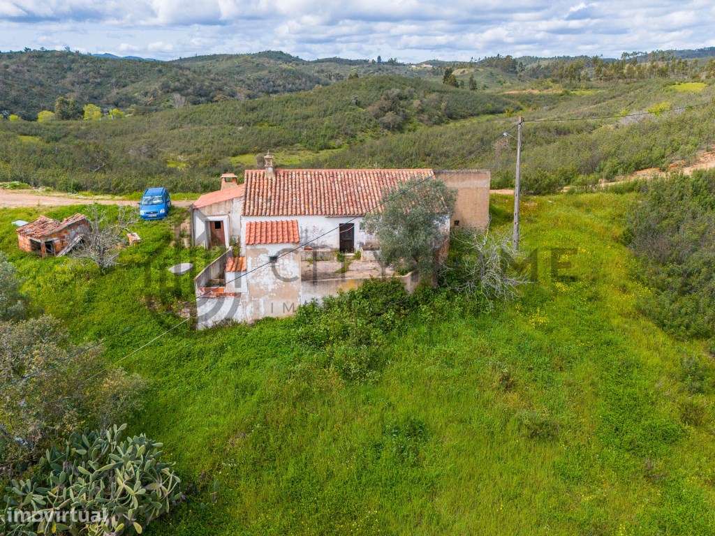 Moradia T3 para recuperar com Ruína e Armazém em Terreno com 4.15 Ha - Grande imagem: 1/32