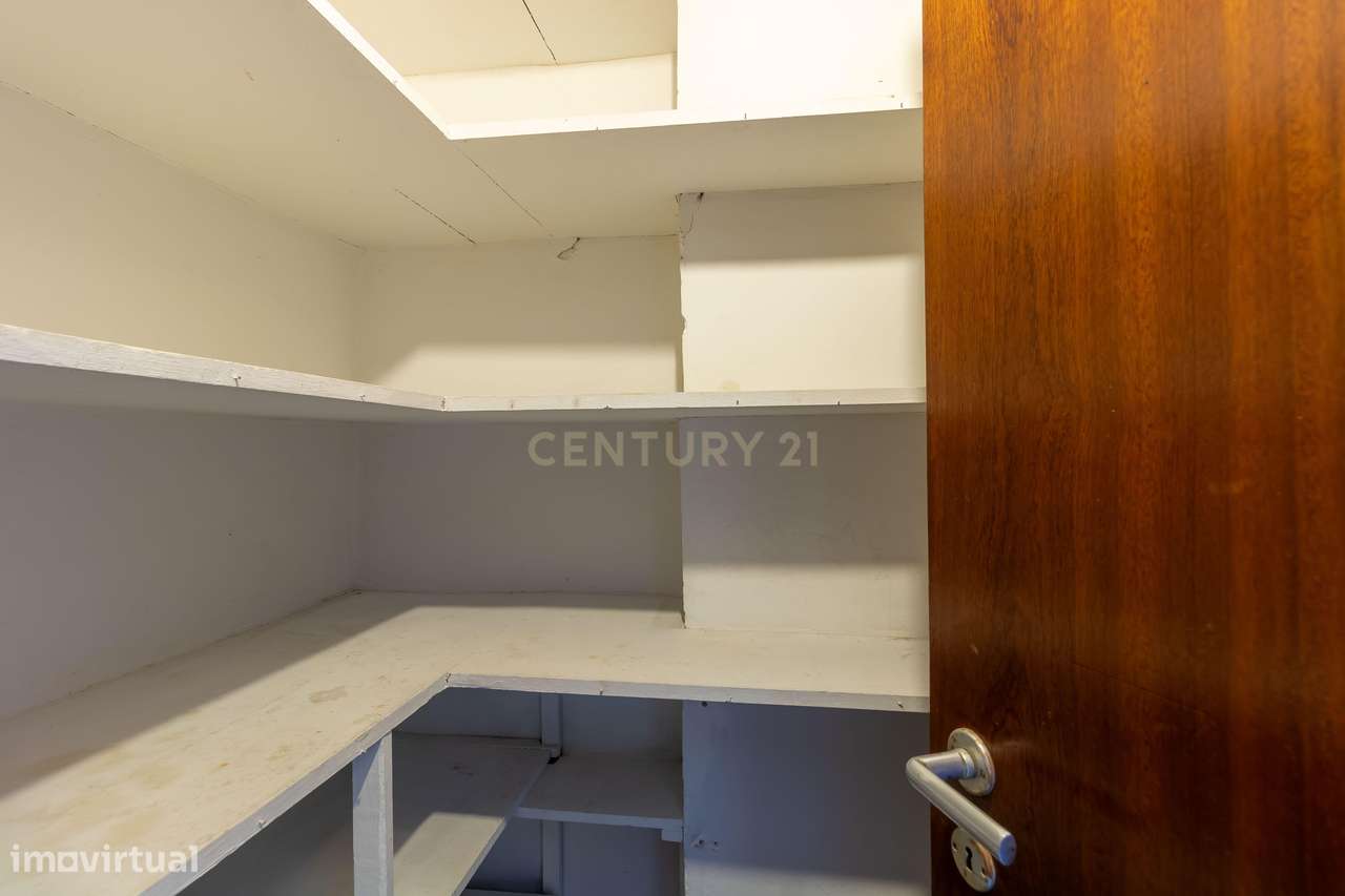 Miraflores | Luz, Espaço e Vistas Desafogadas para Criar uma Casa Únic-15
