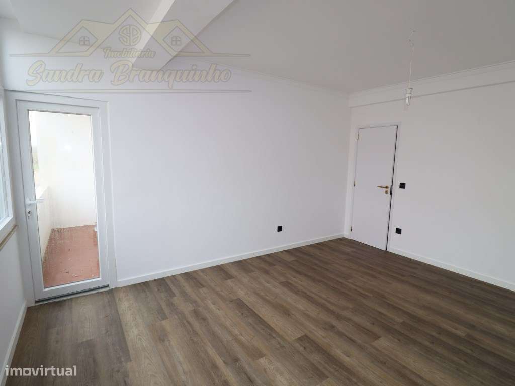 Apartamento T2 RENOVADO em Santa Cruz-15