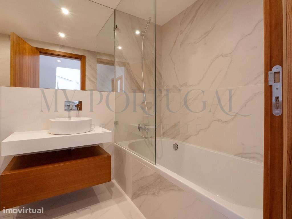 Elegância e Modernidade: Moradia T4 de Luxo com Rooftop em Alcochete-29