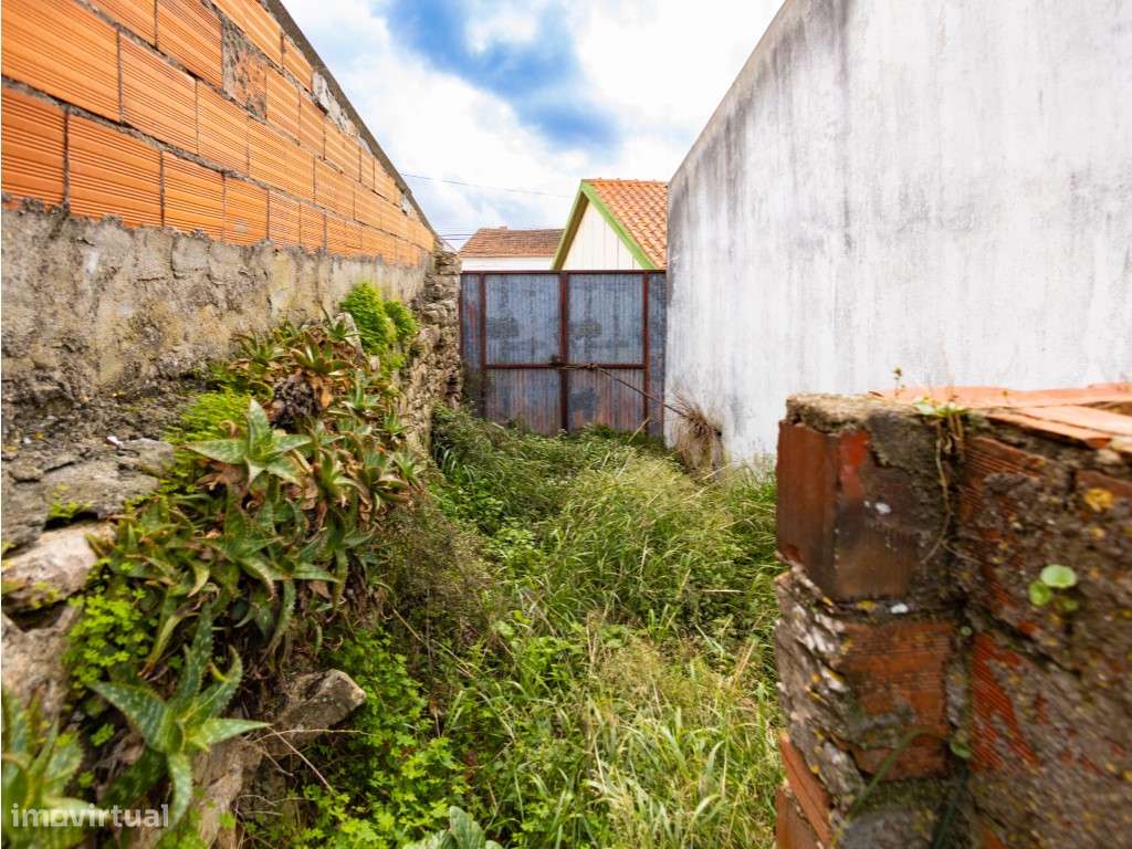 Moradia T3 com espaço exterior, bons acessos e excelente localização.-7