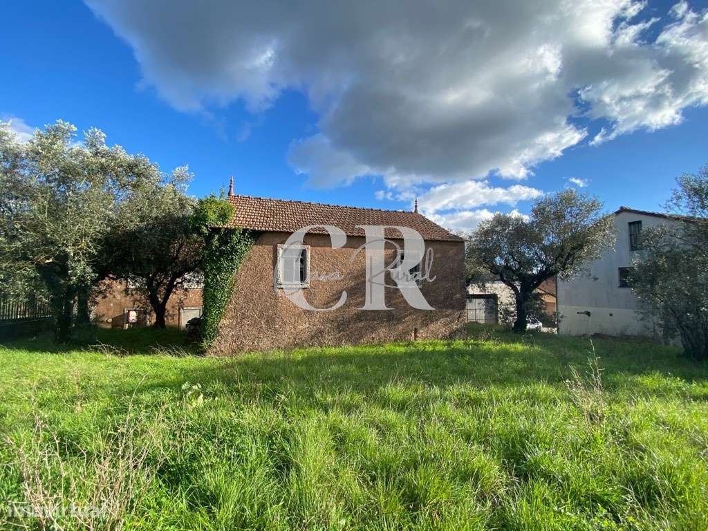 Casa de campo isolada em pedra com terreno-12