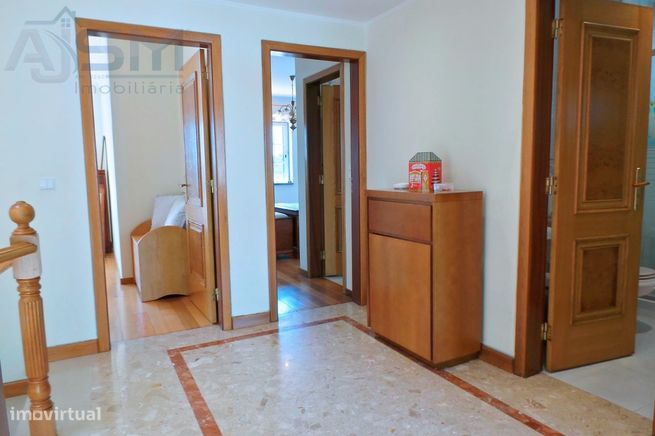 Moradia T4+3 composta por 4 pisos, salão de festas e garagem 4 carros-27