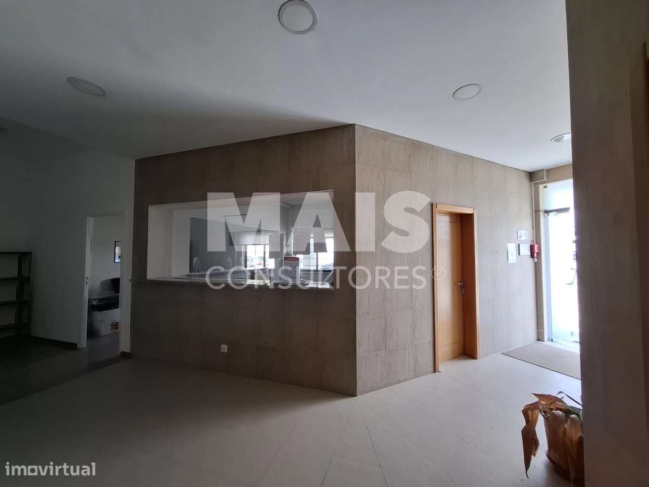 Edifício com Armazém e  Terreno para Expansão em Vila Nova de Santo... - Grande imagem: 3/13