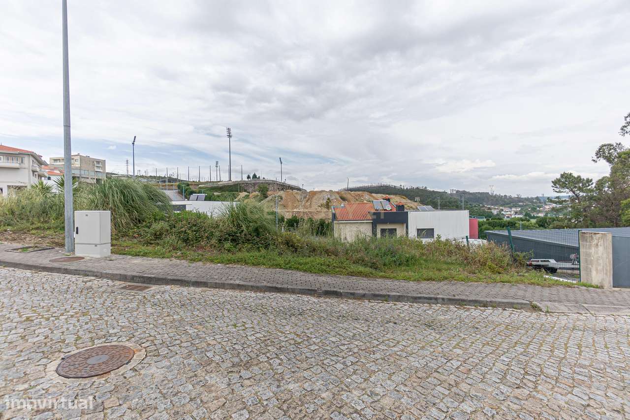 Terreno Urbano de 242m2 com viabilidade para construção de Moradia V3-17