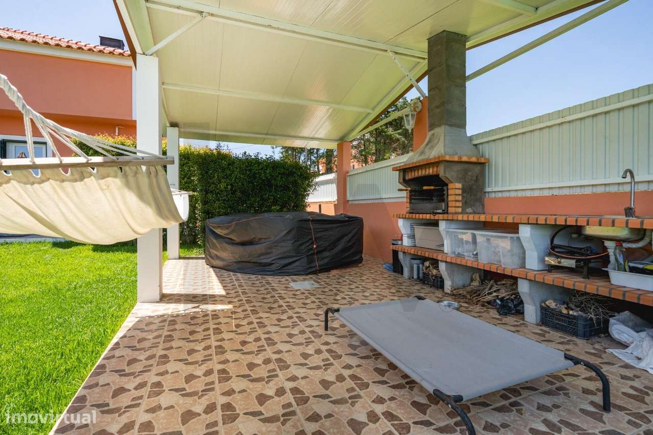 Fabulosa Moradia T4 com Piscina e Espaço Exterior-48