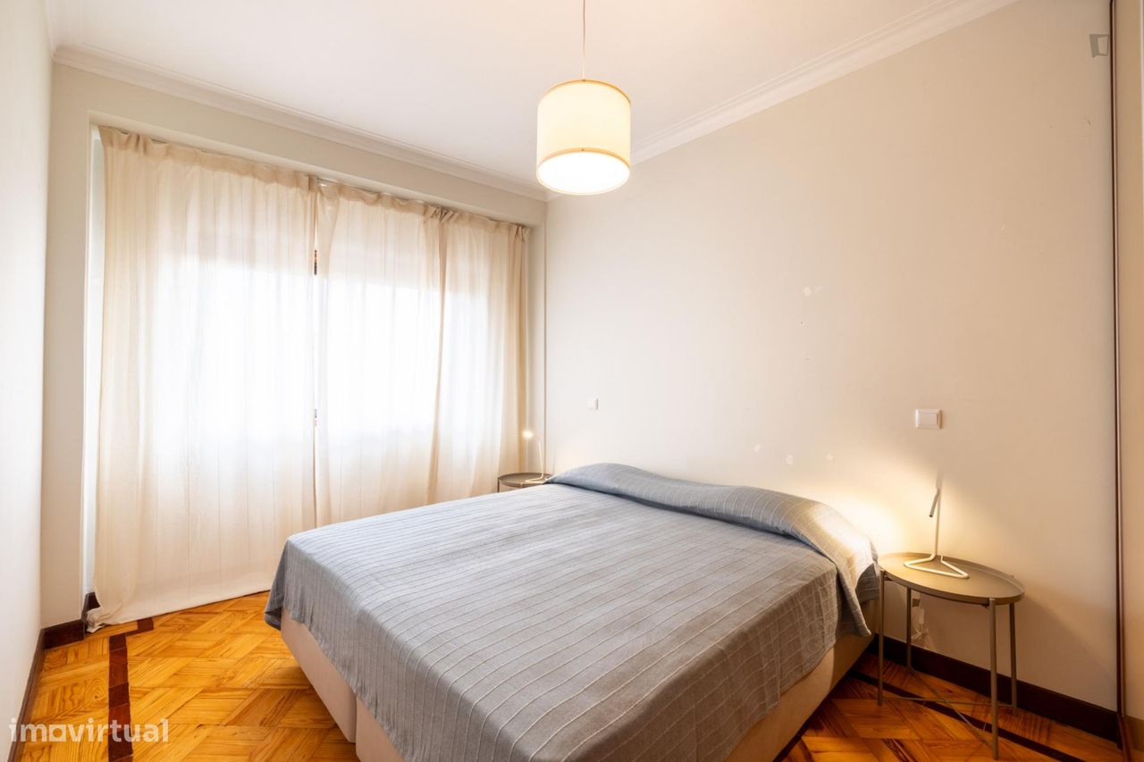 674760 - Quarto com cama de casal em apartamento com 3 quartos