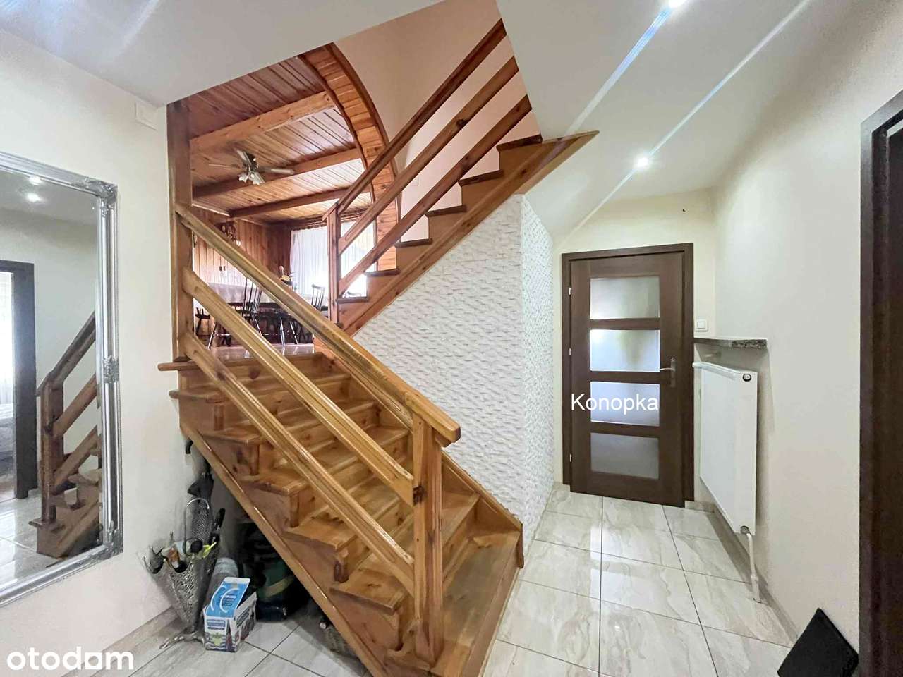 Solidny dom z tarasem i garażem-5