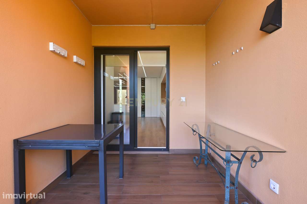 Apartamento Renovado em Cascais com Terraço e Garagem-21