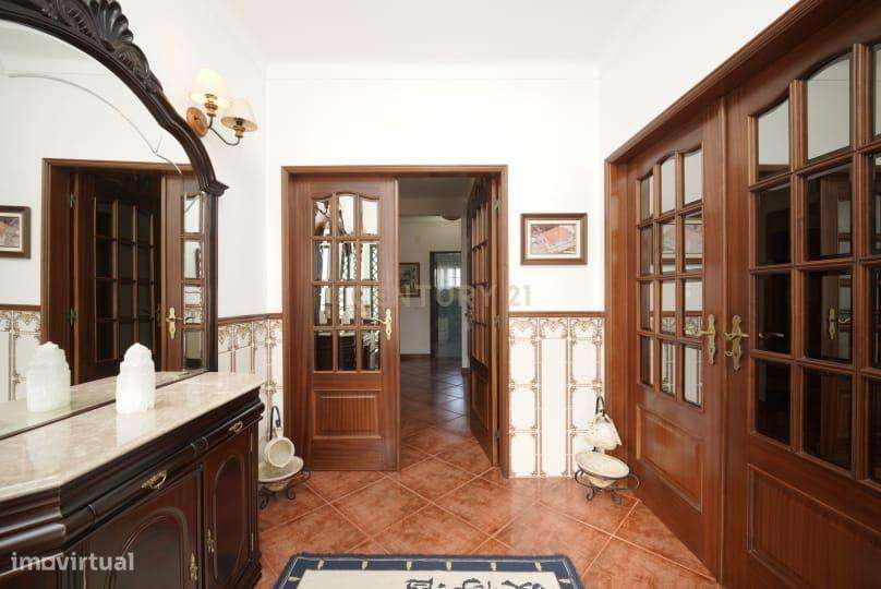 Espetacular Moradia em Setúbal com Jardim e Garagem-5